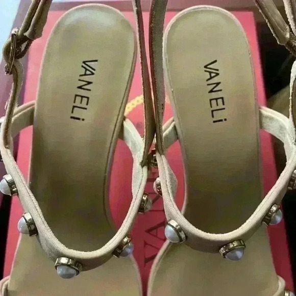 Vaneli Maryke Fabric & Pearl Sandals in Champagne Fabric 9 M - Picture 3 of 8